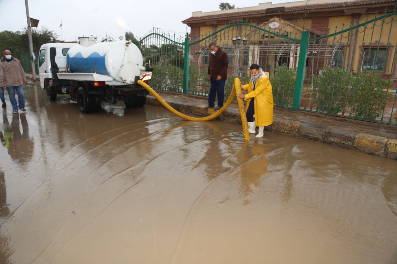 محافظ المنوفية يتابع أعمال شفط تجمعات مياه الأمطار  (2)