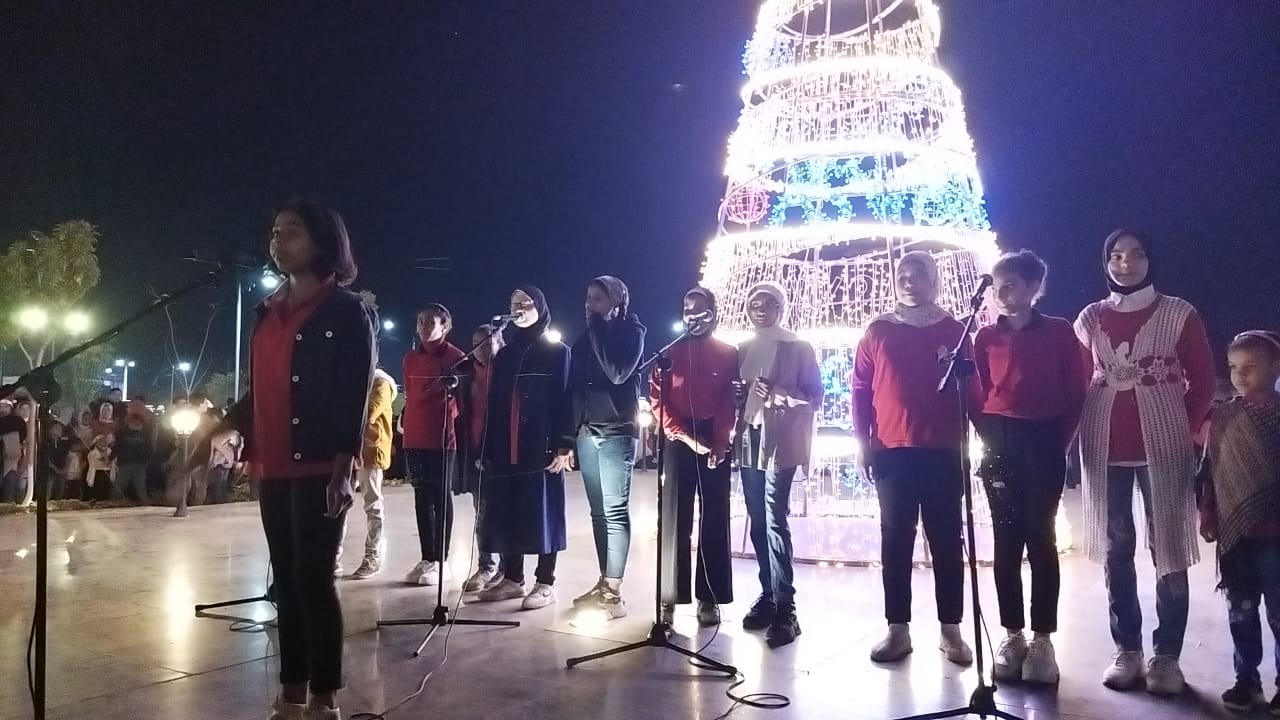 عروض فنية وكورال أطفال بميدان المحطة بمدينة أسوان احتفالا بالكريسماس (6)