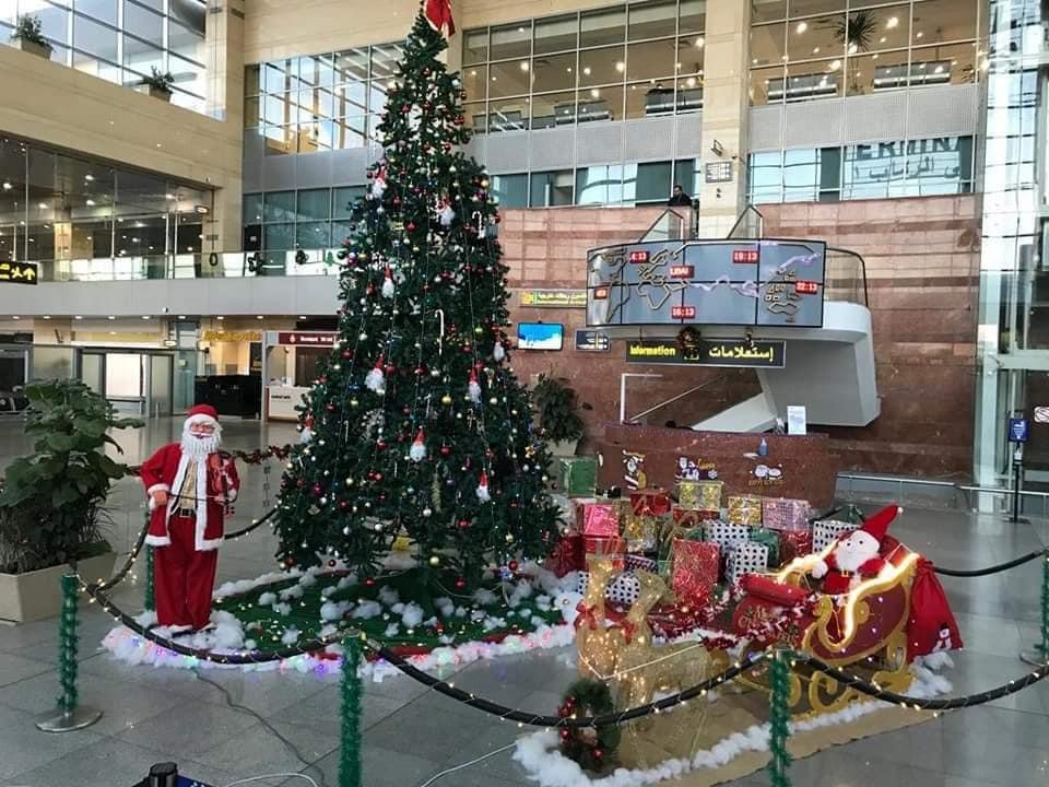 شجرة الميلاد داخل المطار 
