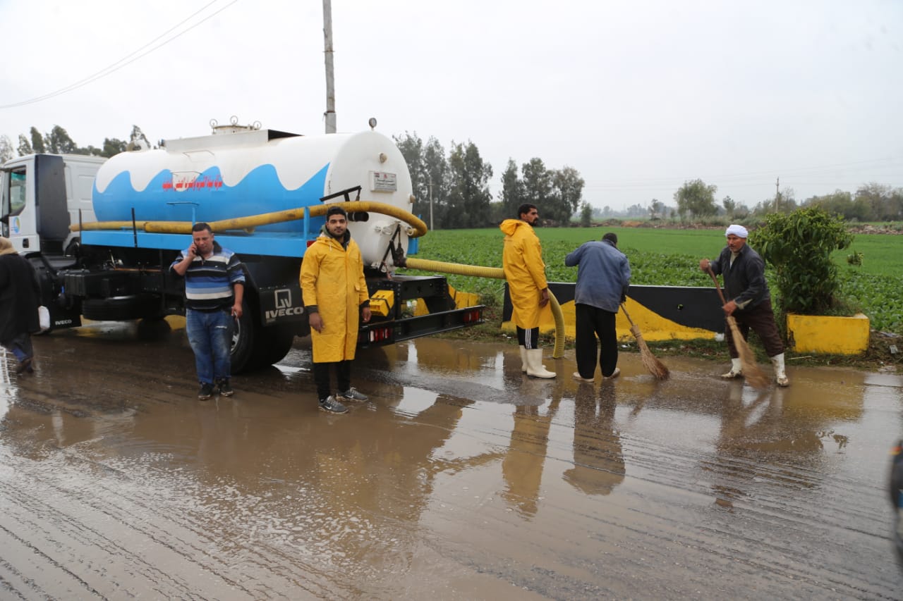 محافظ المنوفية يتابع أعمال شفط تجمعات مياه الأمطار  (5)