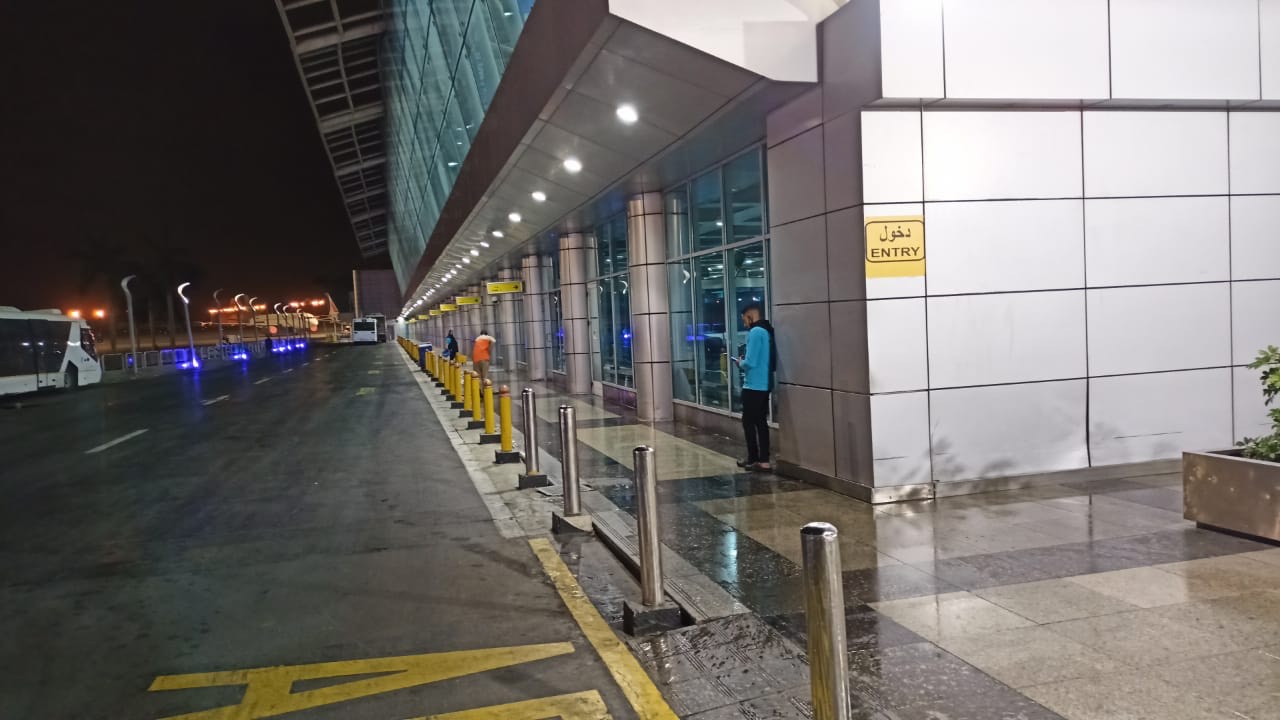 انتشار فرق الطوارئ والمعدات لمواجهة سقوط الأمطار بمطار القاهرة (8)