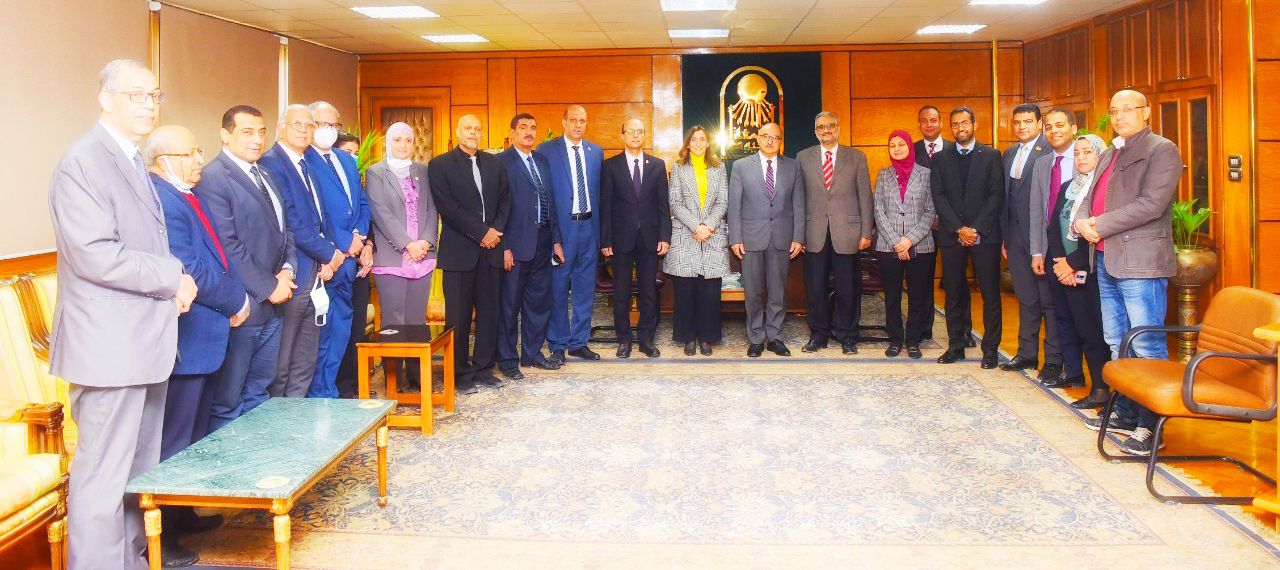 فريق عمل وزارة التخطيط يتابع جائزة مصر للتميز الحكومي بجامعة أسيوط
