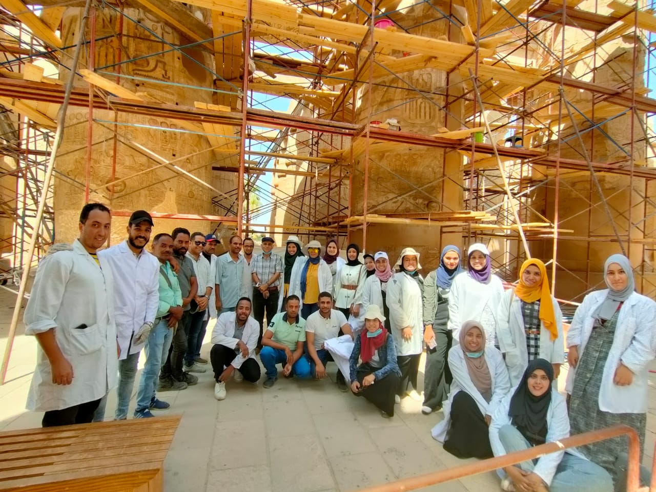 فريق ترميم مصرى يظهر ألوان صالة الأعمدة بالكرنك