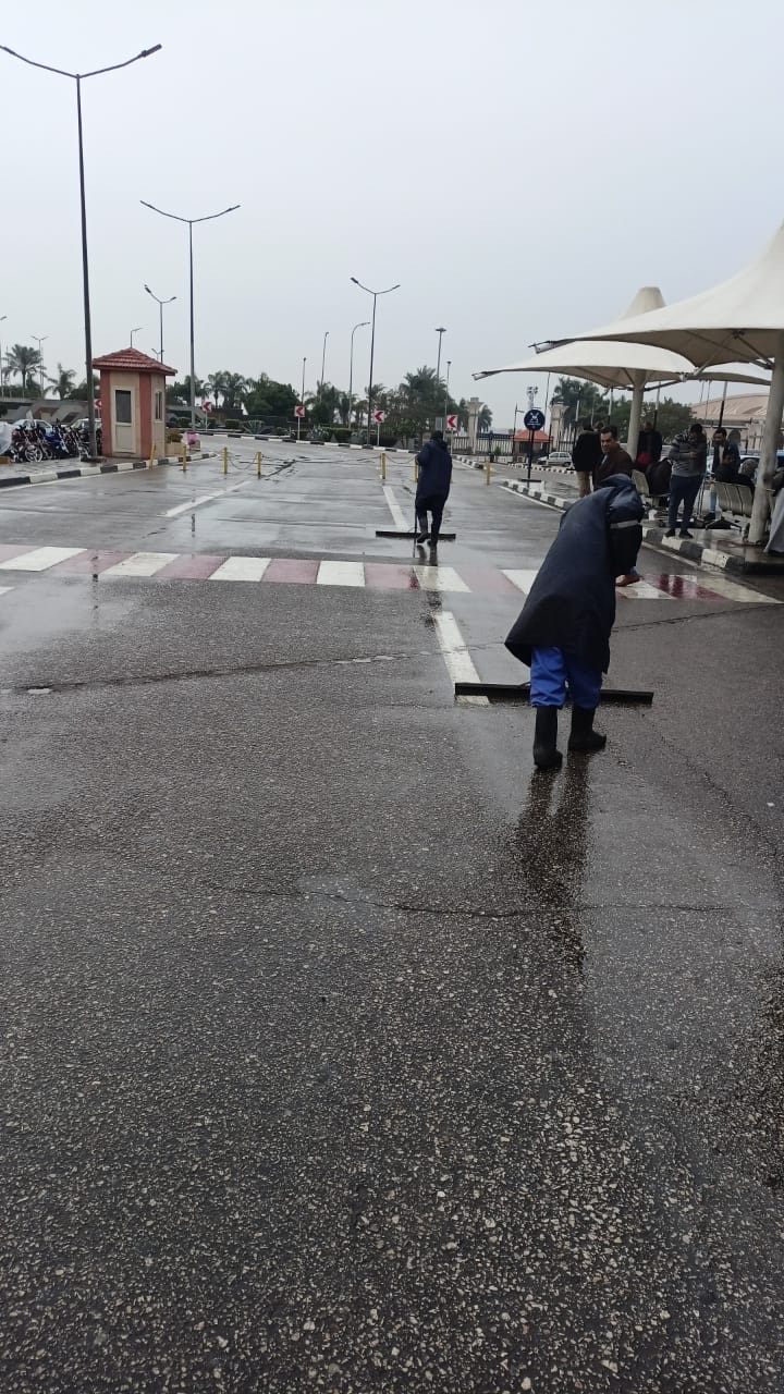 انتشار فرق الطوارئ والمعدات لمواجهة سقوط الأمطار بمطار القاهرة (13)
