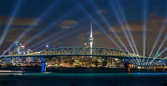 نيوزيلندا-بدأ-عرض-ضوئي-من-برج-Skytower-وجسر-الميناء-في-أوكلاند-احتفالات-ليلة-رأس-السنة-الجديدة-في-نيوزيلندا