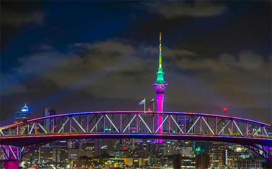 نيوزيلندا-أضاء-برج-Skytower-مع-دقت-الساعة-في-منتصف-الليل-في-الاحتفالات-الهادئة-في-نيوزيلندا-،-وهي-أول-دولة-كبرى-تشهد-عام-2022