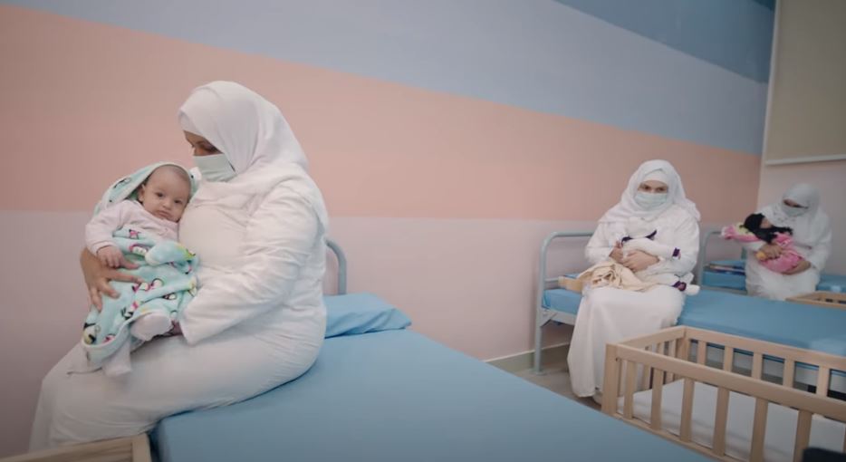 نزيلات يحتفظن بأطفالهن