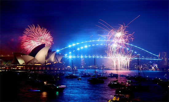 أستراليا-يضيء-جسر-ميناء-سيدني-بعرض-مذهل-للألعاب-النارية-لبدء-الاحتفالات-قبل-منتصف-الليل.