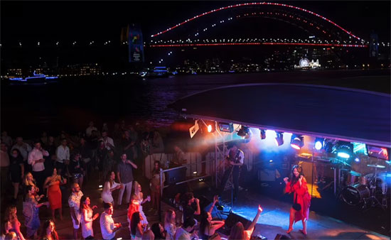 أستراليا-على-الرغم-من-زيادة-الإصابات-في-أستراليا-،-لا-يزال-الكثيرون-يتجهون-إلى-الحفلات-ويستمعون-إلى-الموسيقى-الحية-في-سيدني-يوم-الجمعة.