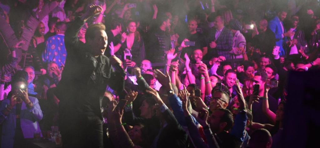 جانب من حفل حكيم فى الغردقة جانب من حفل حكيم فى الغردقة