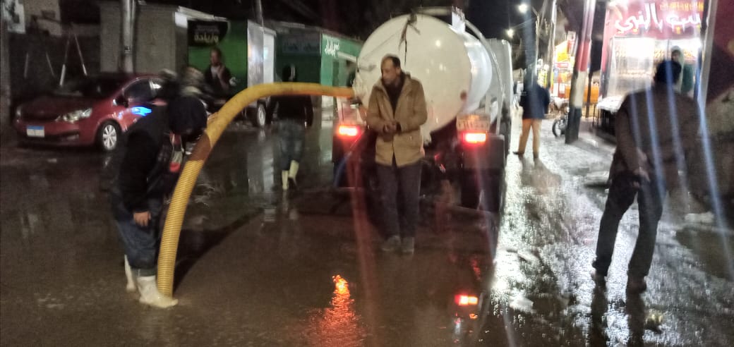 محافظ بنى سويف يتفقد أعمال شفط وكسح مياه الأمطار بالشوارع والميادين (4)