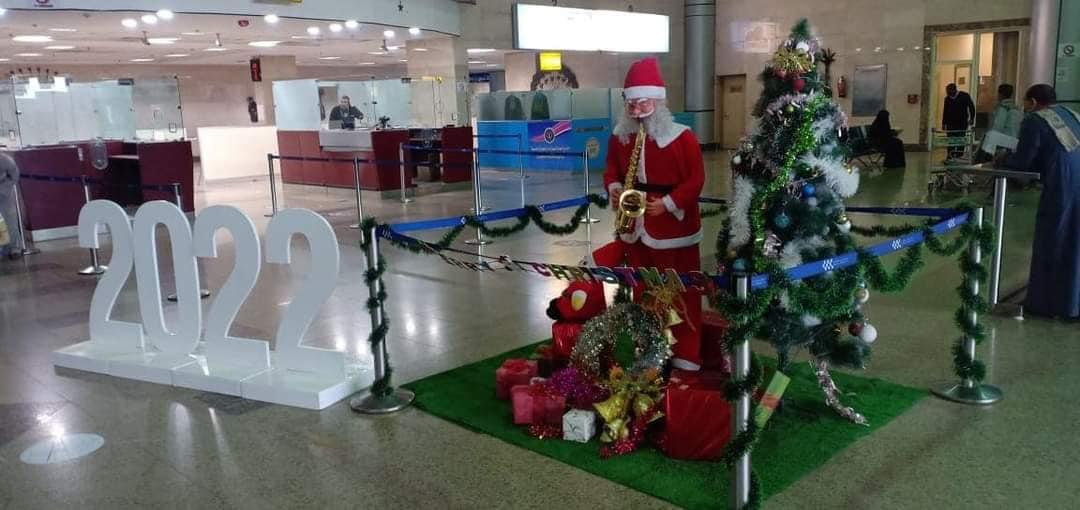 بابا نويل بصالات المطار 