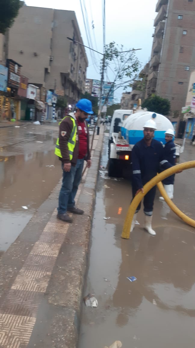 عربات شفط مياه الأمطار من الشوارع