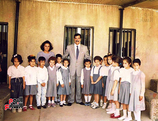 130295-صدام--حسين-مع-أحفاده