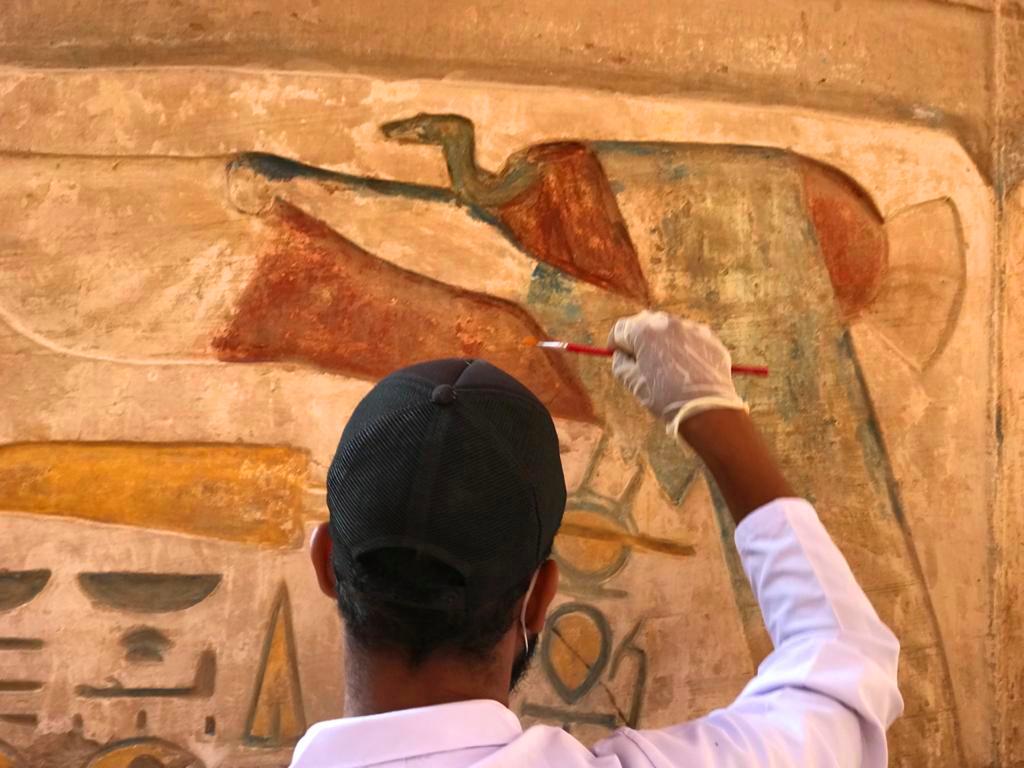 ألوان النقوش الفرعونية الساحرة فى صالة الأعمدة الكبرى بالكرنك