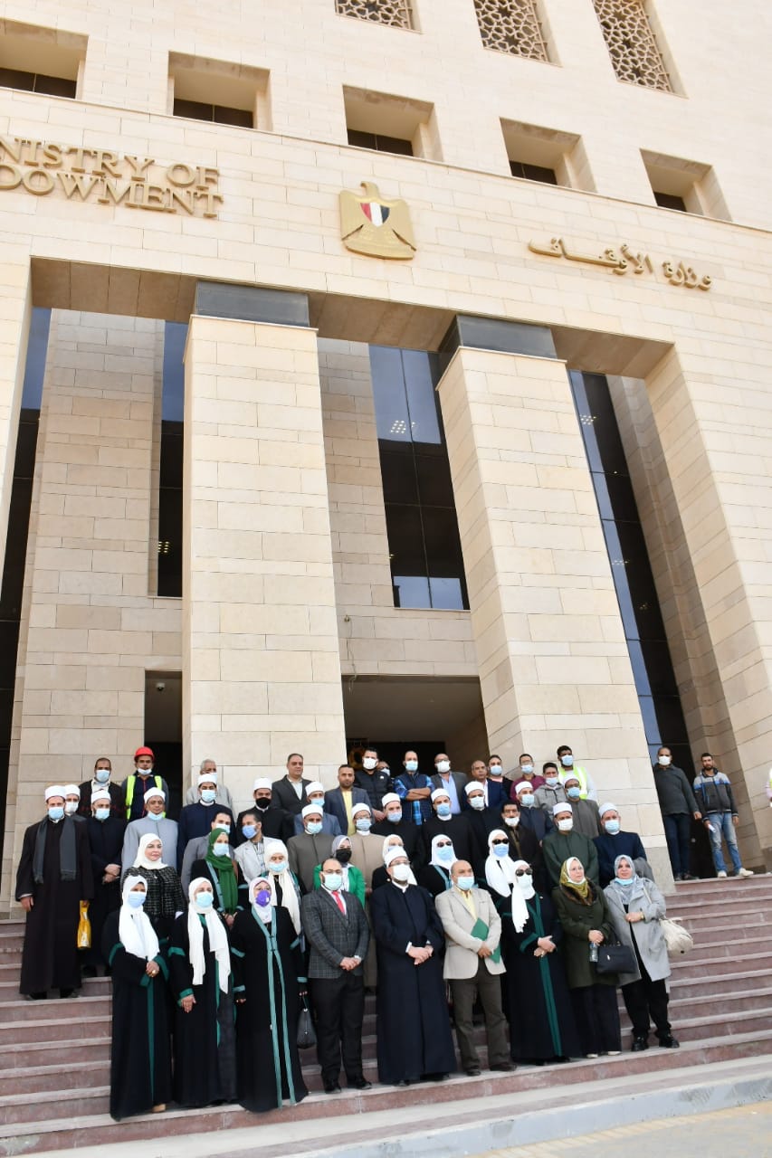 وزير الأوقاف مع الأئمة والواعظات أمام مقر الوزارة بالعاصمة الإدارية