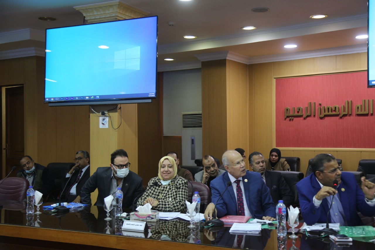 محافظ كفر الشيخ يناقش طلبات مجلسي النواب والشيوخ (6)