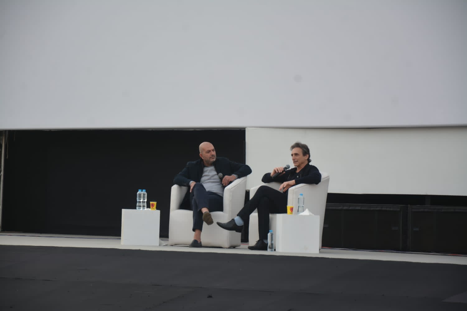 لورانس بندر تعرضت للضرب والتنمر بسبب ديانتي اليهودية وزملائي كانوا يخبسونح بالدواليب (8)