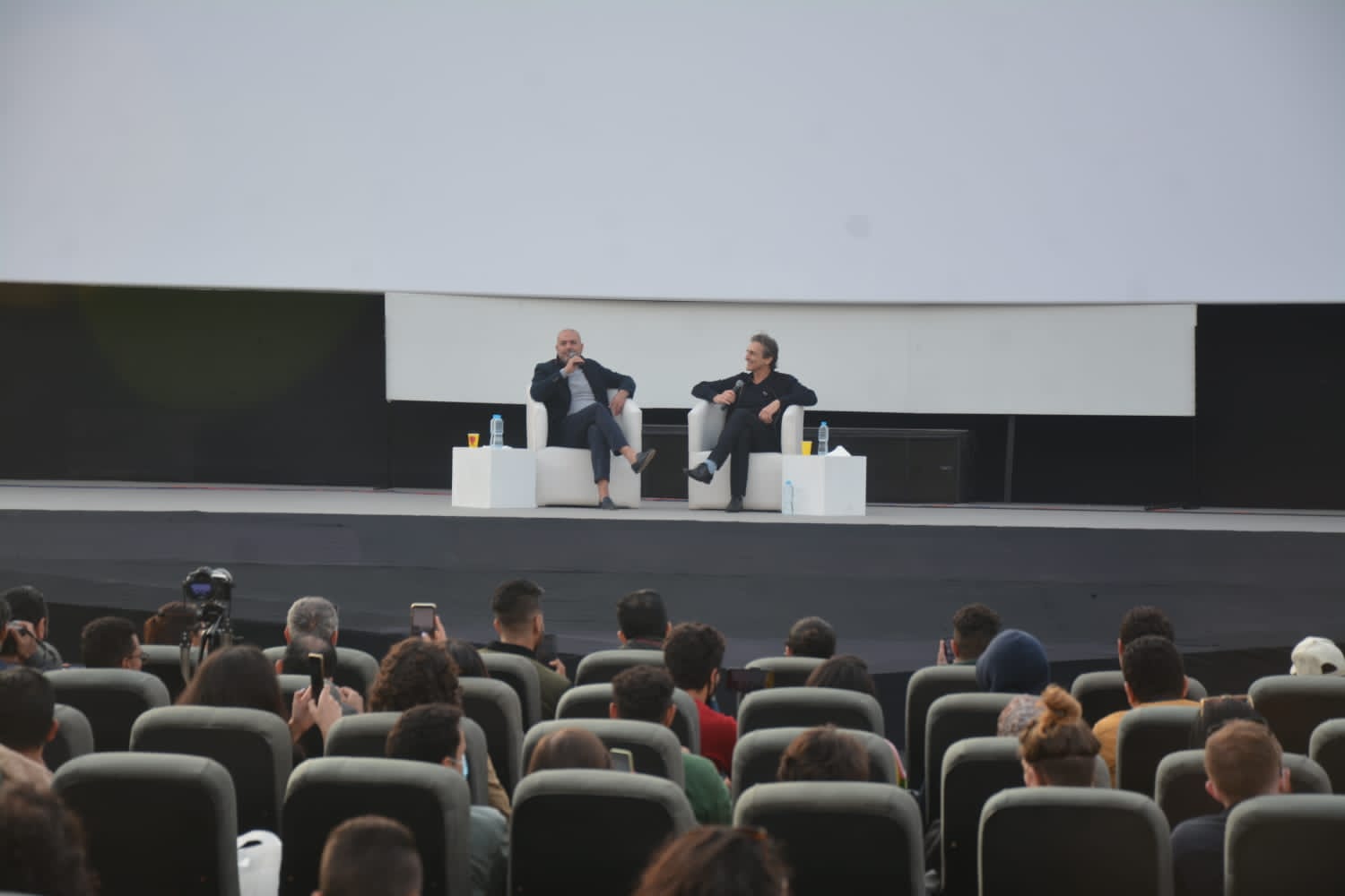 لورانس بندر تعرضت للضرب والتنمر بسبب ديانتي اليهودية وزملائي كانوا يخبسونح بالدواليب (3)