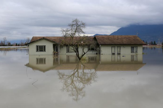 منزل محاط بمياه الفيضانات في كولومبيا البريطانية ، كندا