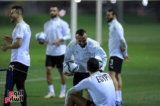 لاعبو المنتخب يبداون الاستعداد للقاء الجزائر