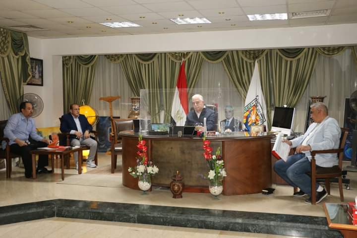 اللواء خالد فوده محافظ جنوب سيناء أثناء مناقشةمناقشة موقف الاسكان الاجتماعى