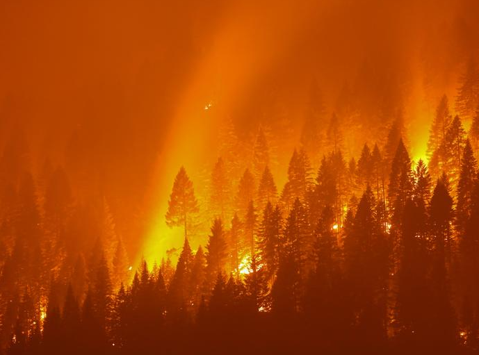 حريق ديكسي الذي تبلغ مساحته الآن أكثر من 200000 فدان فى كاليفورنيا