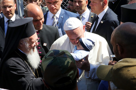 بابا الفاتيكان يقبل رضيع اثناء زيارته