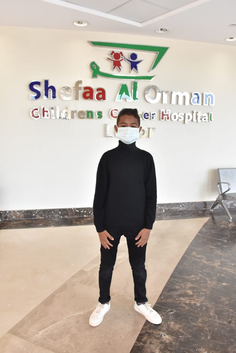 الطفل الأقصرى معاذ عبد الرحمن خلال تبرعه لأطفال السرطان