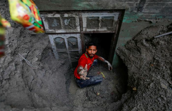 منزل غمرته الطين جزئيًا بعد أن تعرضت المنطقة لفيضانات مفاجئة فى نيبال