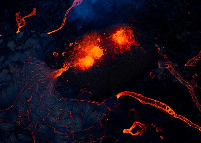 الحمم البركانية تتسرب من شق جديد بالقرب من  شبه جزيرة ريكيانيس أيسلندا