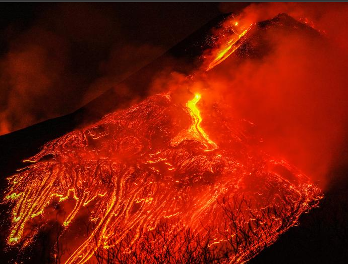 تيارات كبيرة من الحمم الحمراء الساخنة تتدفق مع استمرار ثوران جبل إتنا  الأكثر نشاطًا في أوروبا