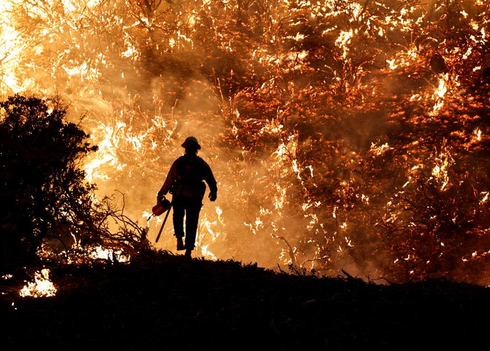رجل إطفاء يعمل أثناء اشتعال حريق ك كاليفورنيا