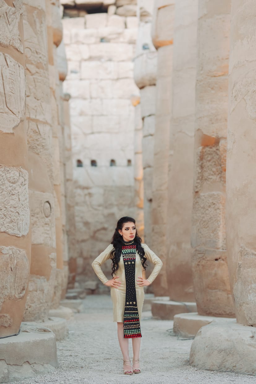فتاة أقصرية تصمم ملابس بالطراز الفرعونى