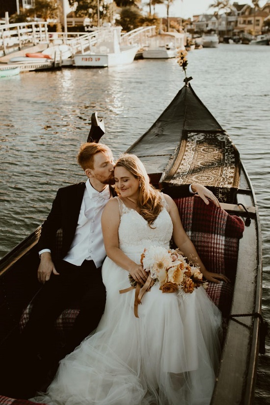 زوجان جالسان على قارب