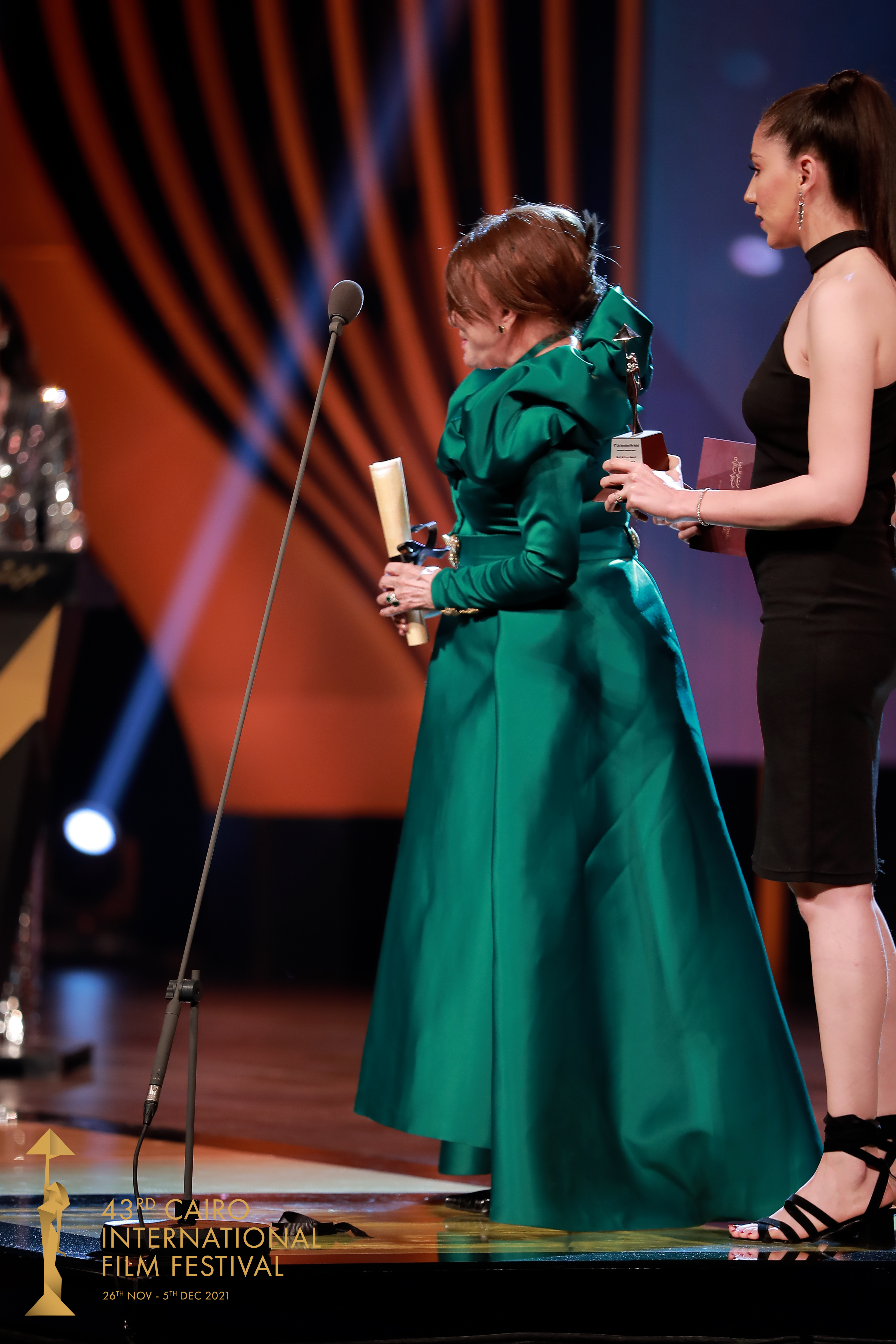 لبنى عبد العزيز