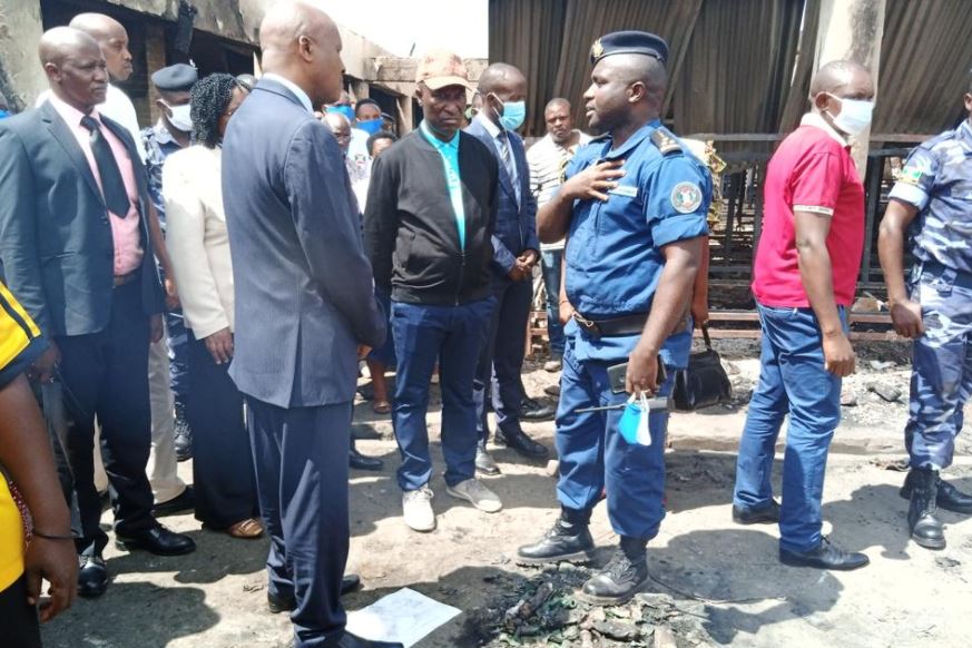 نائب الرئس أمام السجن