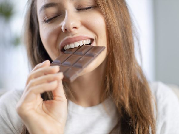 تناول النساء للشوكولاتة الداكنة