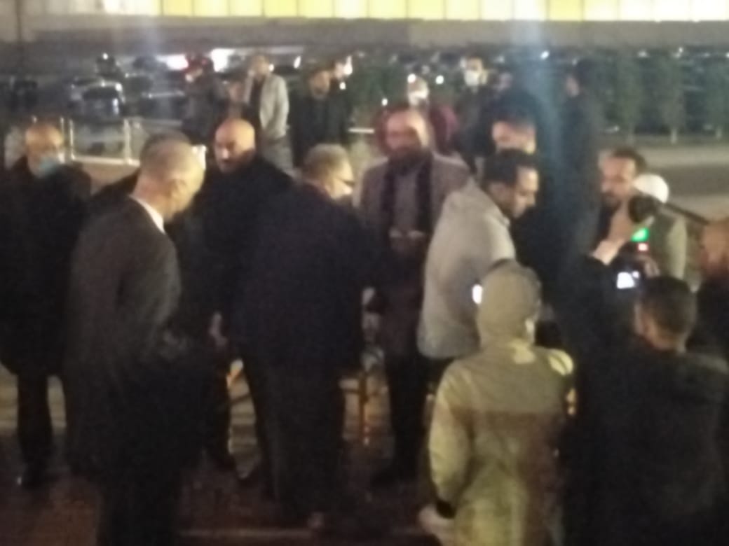 يحيى الفخراني أول الحاضرين في عزاء شقيق مجدي الهوارى  (2)