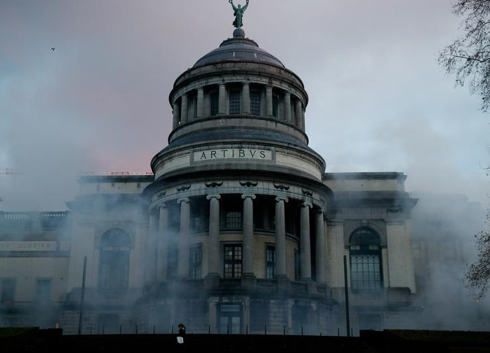الدخان يتوسط متحف الفن والتاريخ
