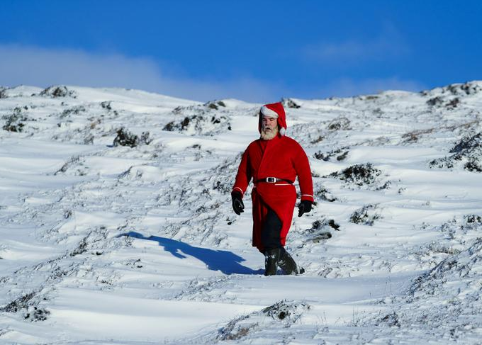 رجل يرتدي زي بابا نويل يمشي على الجليد في اسكتلندا،