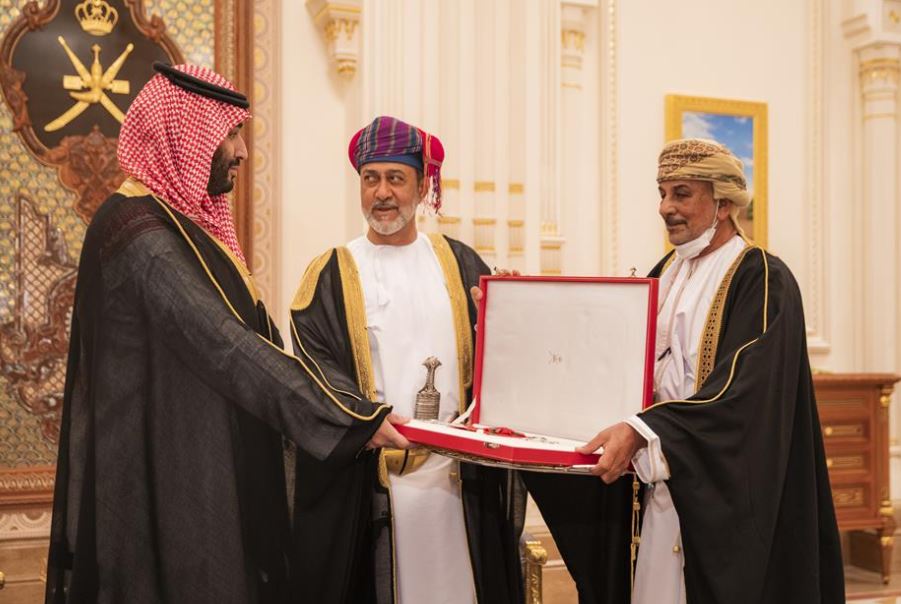 السلطان هيثم  يمنح الأمير محمد بن سلمان أحد أرفع الأوسمة العمانية