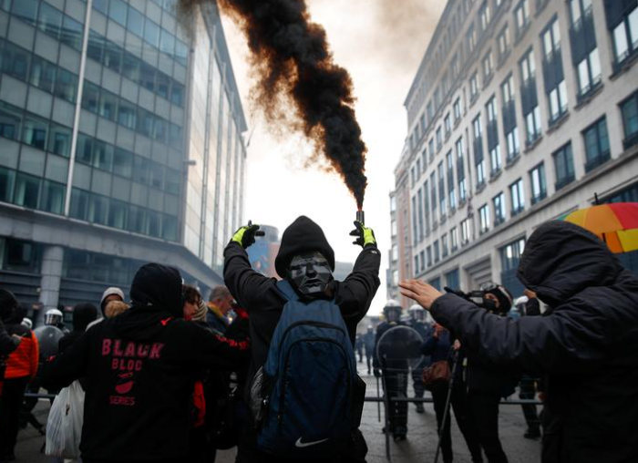 متظاهر يحمل شعلة دخان