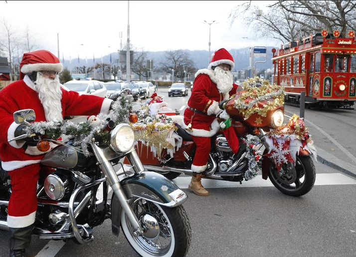 اثنان من سائقي الدراجات النارية يرتدون زي بابا نويل في ساحة بلفيو في زيورخ بسويسرا