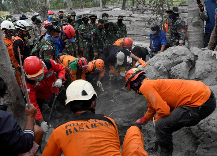 ضباط الإنقاذ الإندونيسيون يعثرون على ضحية في منطقة متأثرة بانفجار بركان جبل سيميرو