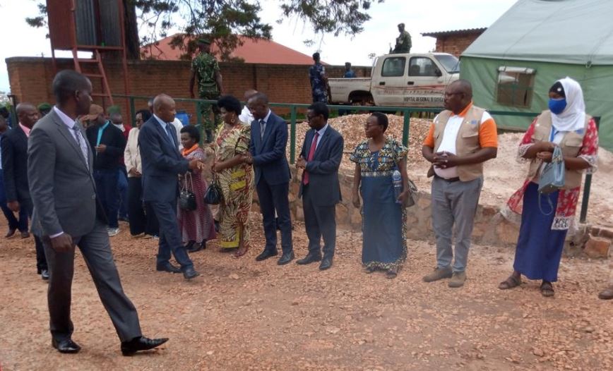 نائب الرئيس يصافح أسر الضحايا