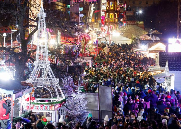 سوق عيد الميلاد في حديقة التويلري في باريس فرنسا