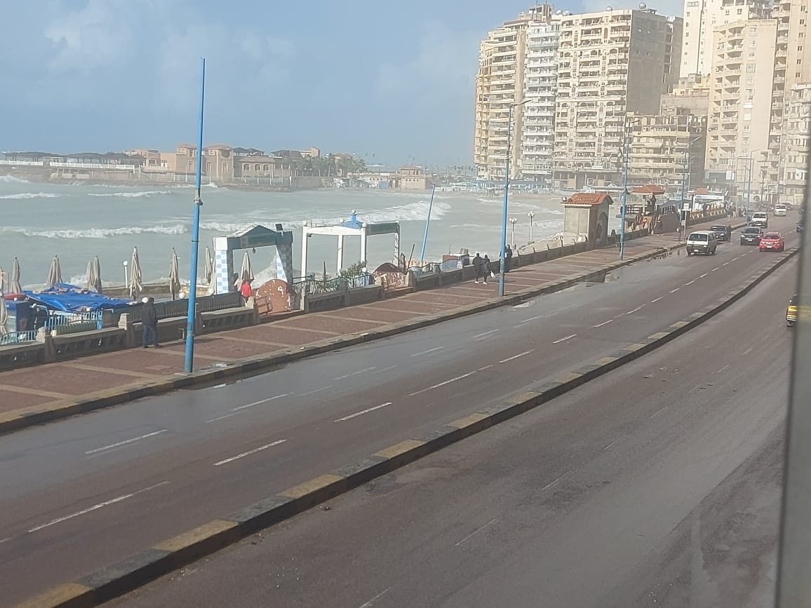 الإسكندرية تحت المطر والموج والشمس تعود للظهور من جديد