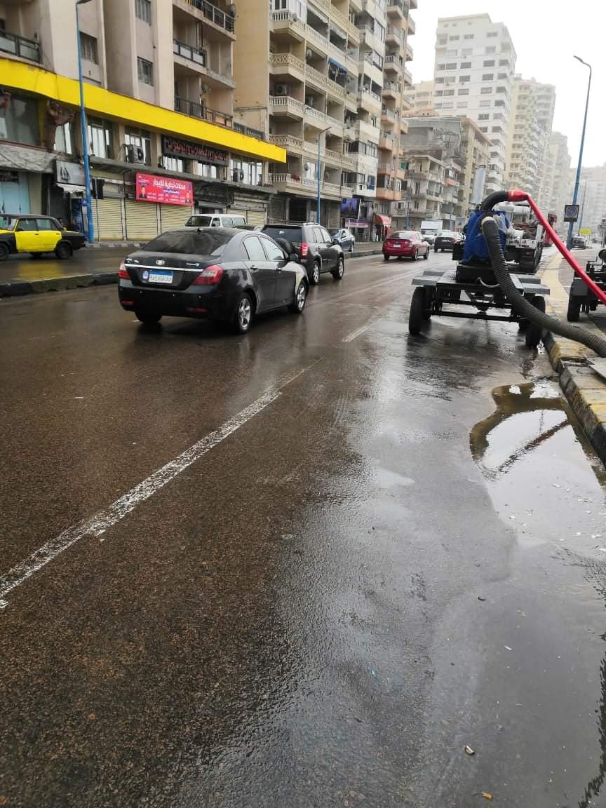 الصرف الصحى بالإسكندرية تتعامل مع الأمطار