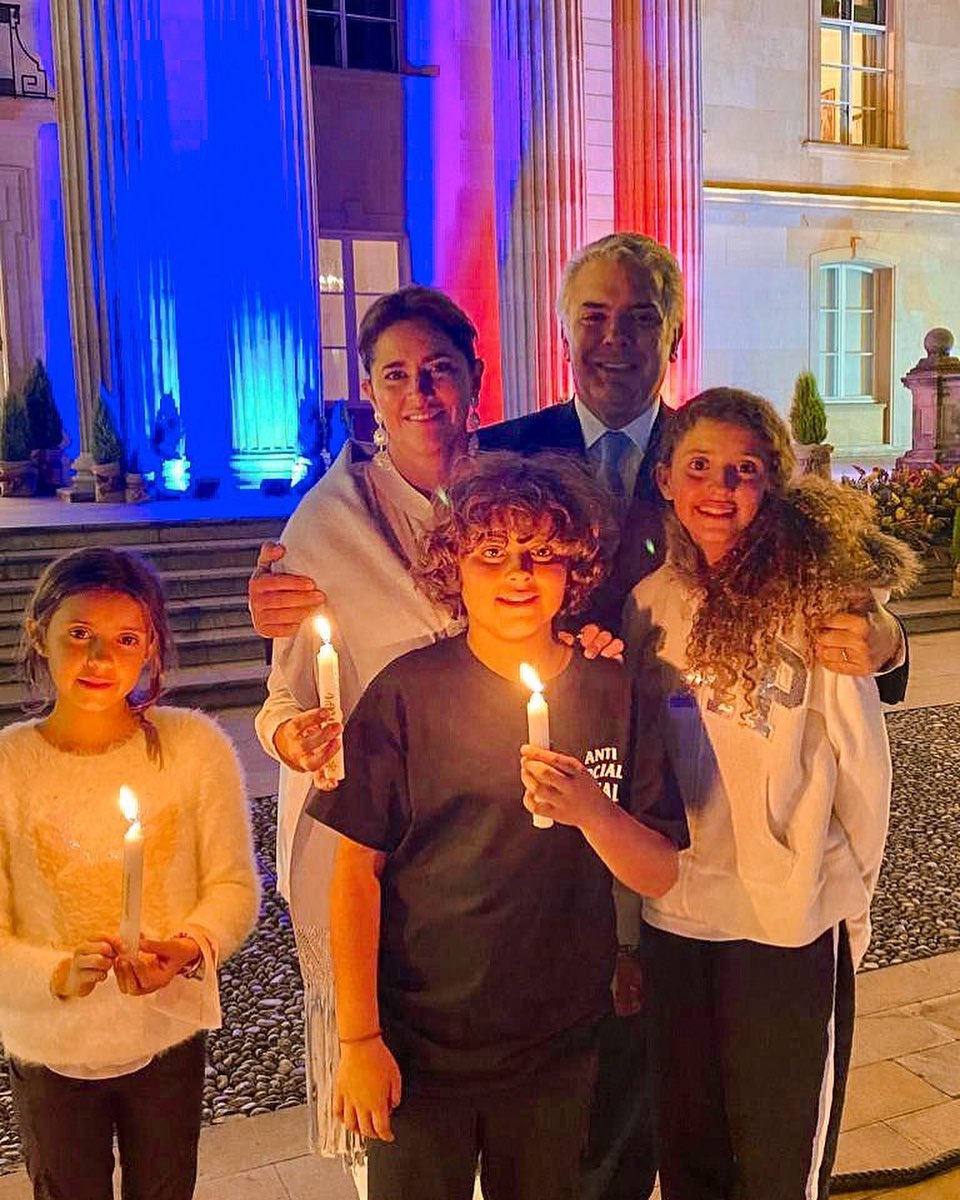 رئيس كولومبيا يحتفل بيوم الشموع
